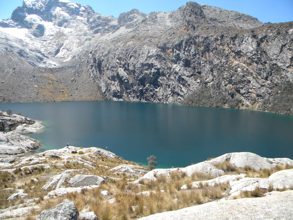 Laguna Churup 4450 m com o monte Churup ao Fundo