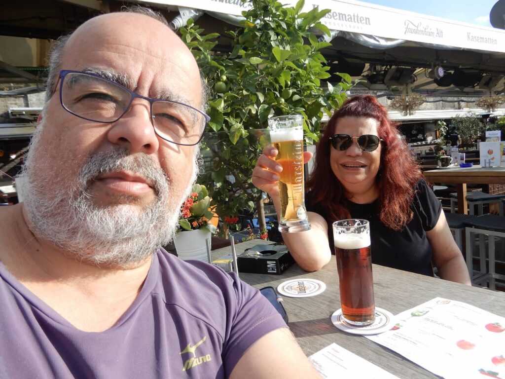 Eu e Penha tomando Cerveja no Rio Reno - Desseldorf