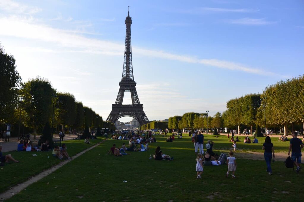 Torre Eiffel e a área verde que se chama Champ de Mars