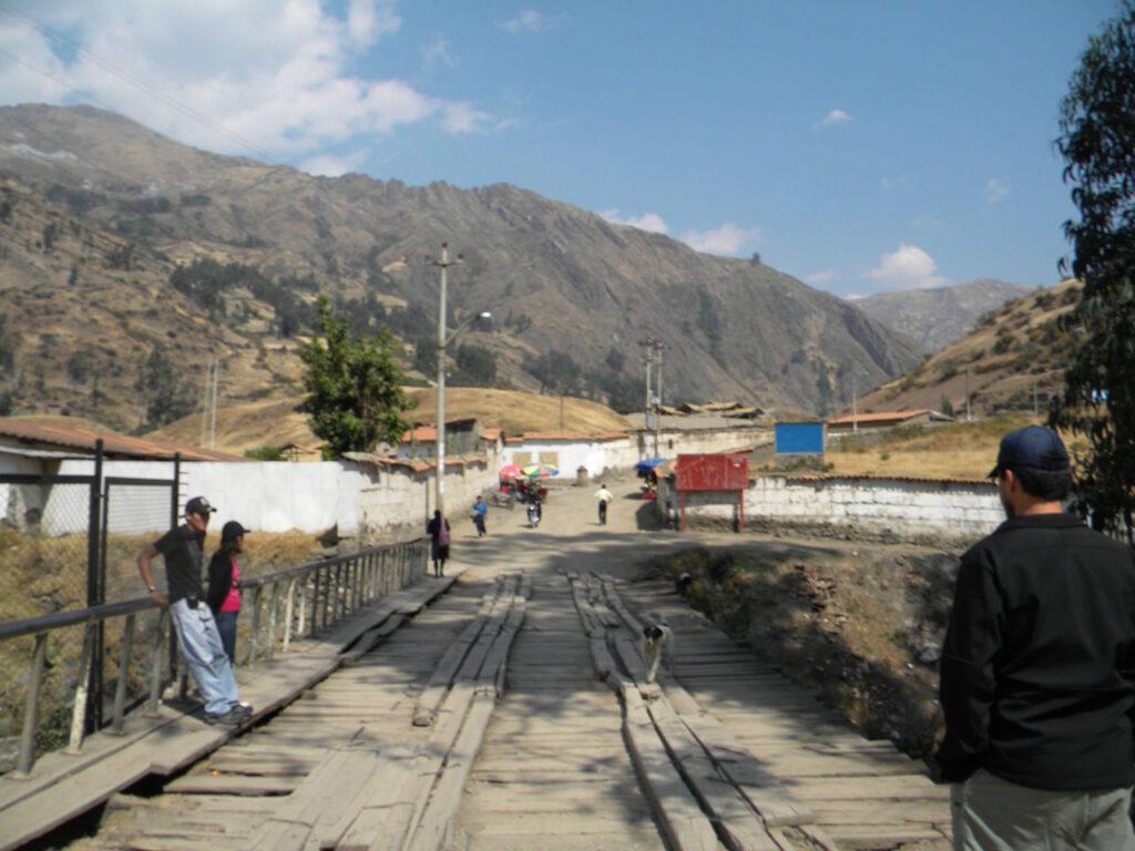 Ponte de madeira para chegar a Chavin