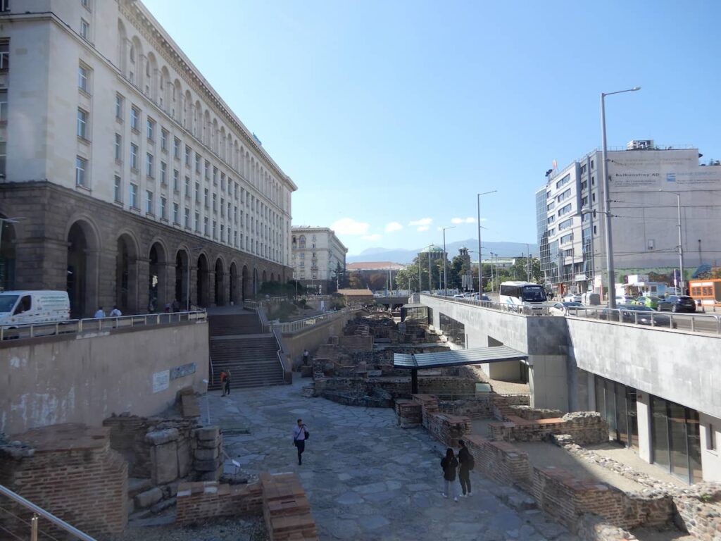 Ruínas do período romano bem no meio do centro de Sófia