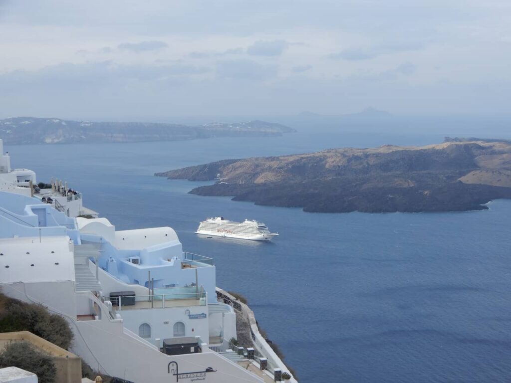 Barco de cruzeiro listo no mar de Santorini - Lugares impediréis