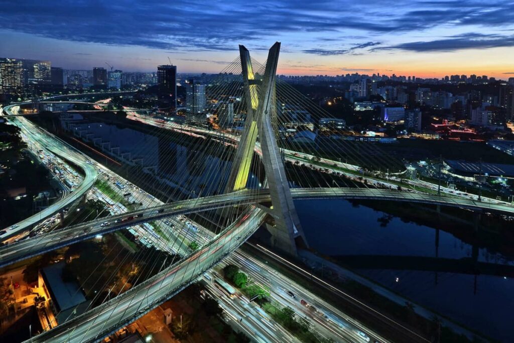 Cable-stayed bridge on the Pinheiros marginal at night