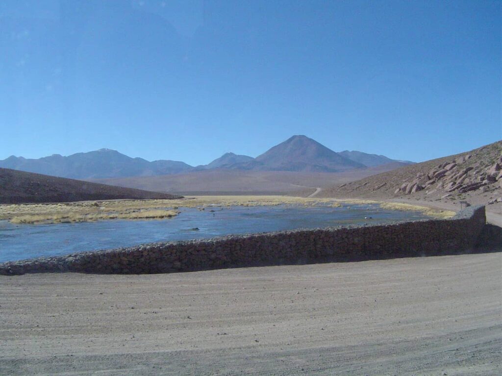 Lagoa perto do gêiser Tatio no altiplano chileno.