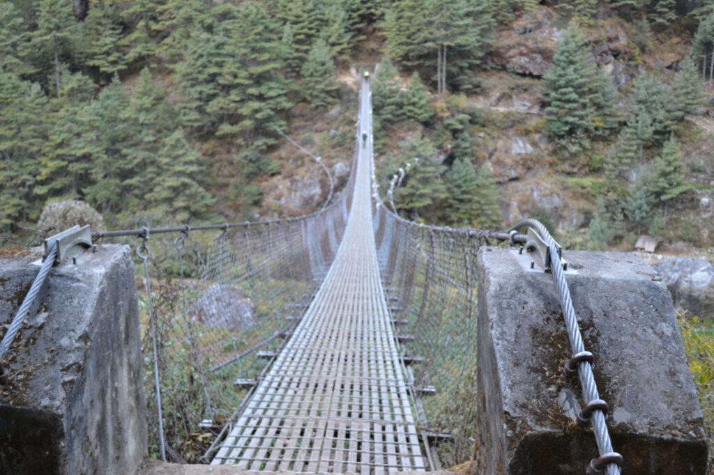 Ponte suspensa para atravessar os vales