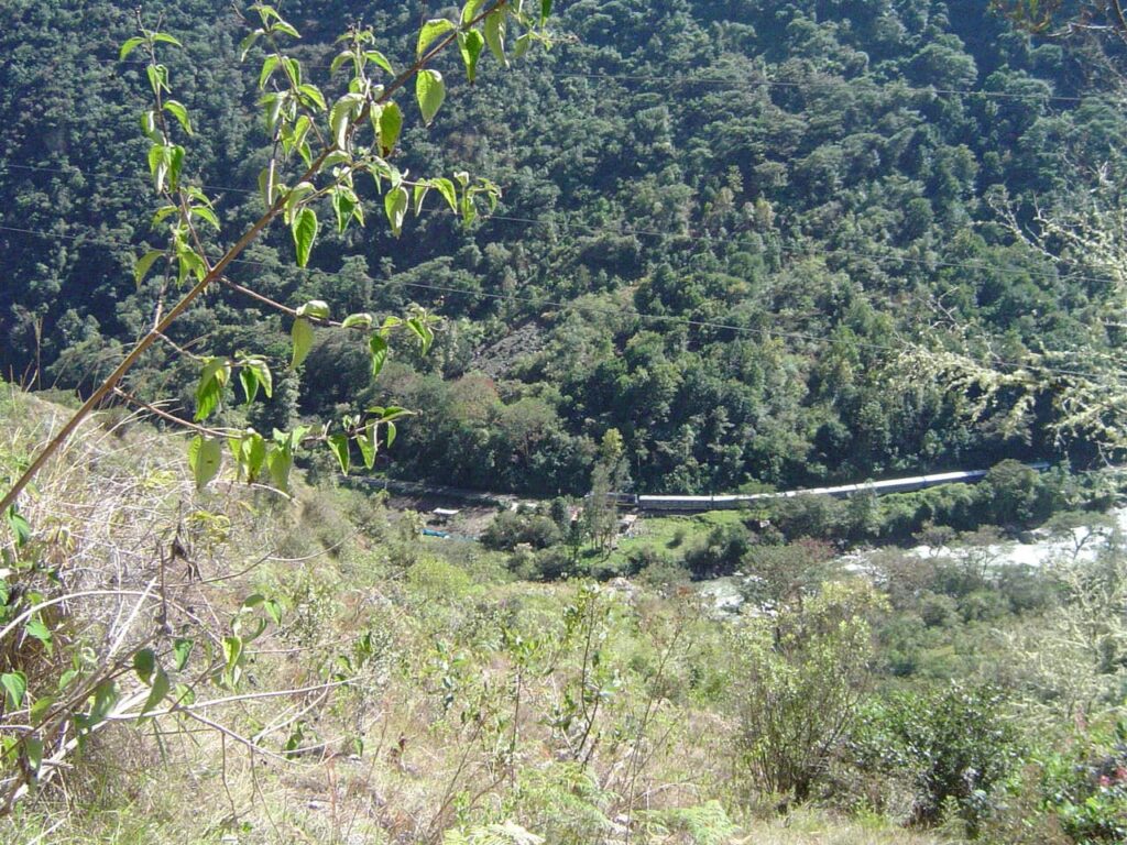 Trem visto da trilha inca