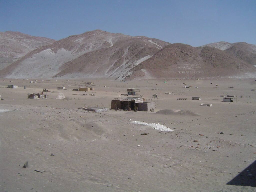 Casa no meio do deserto peruano