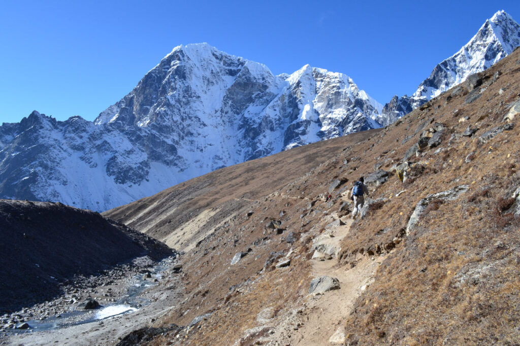 Caminho para a vila de Dzong lha