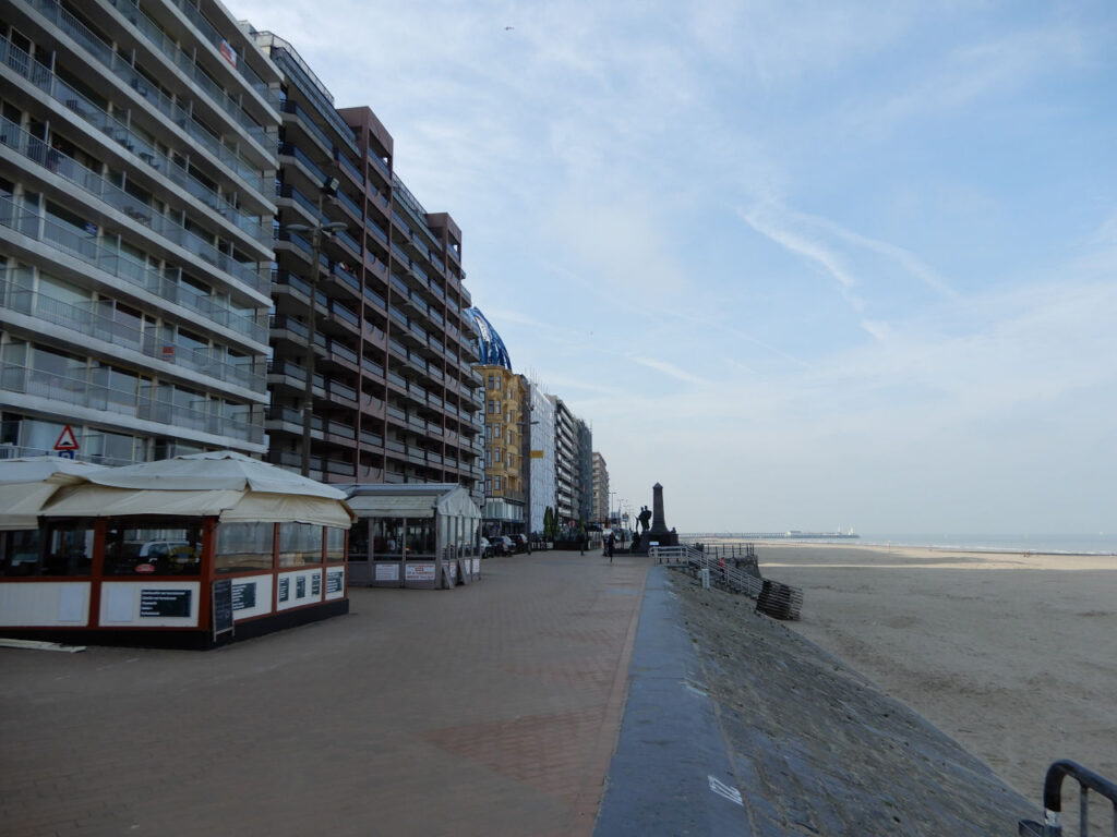 Rua na orla da praia de Blankenberge