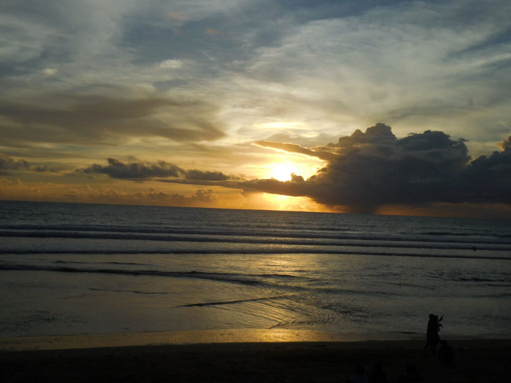 Por do sol na praia de Kunta - Indonésia