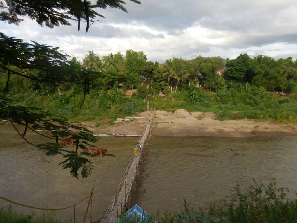 Ponte de bambu no rio Nam Khan - Laos