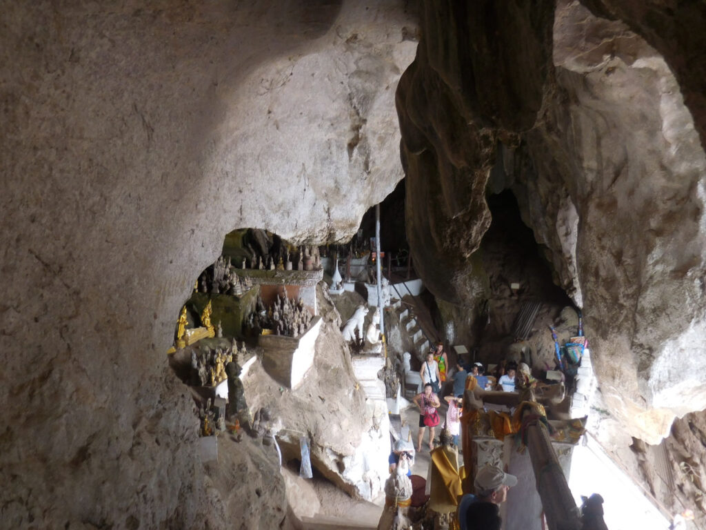 Caverna Pak Ou as margens do rio mekong