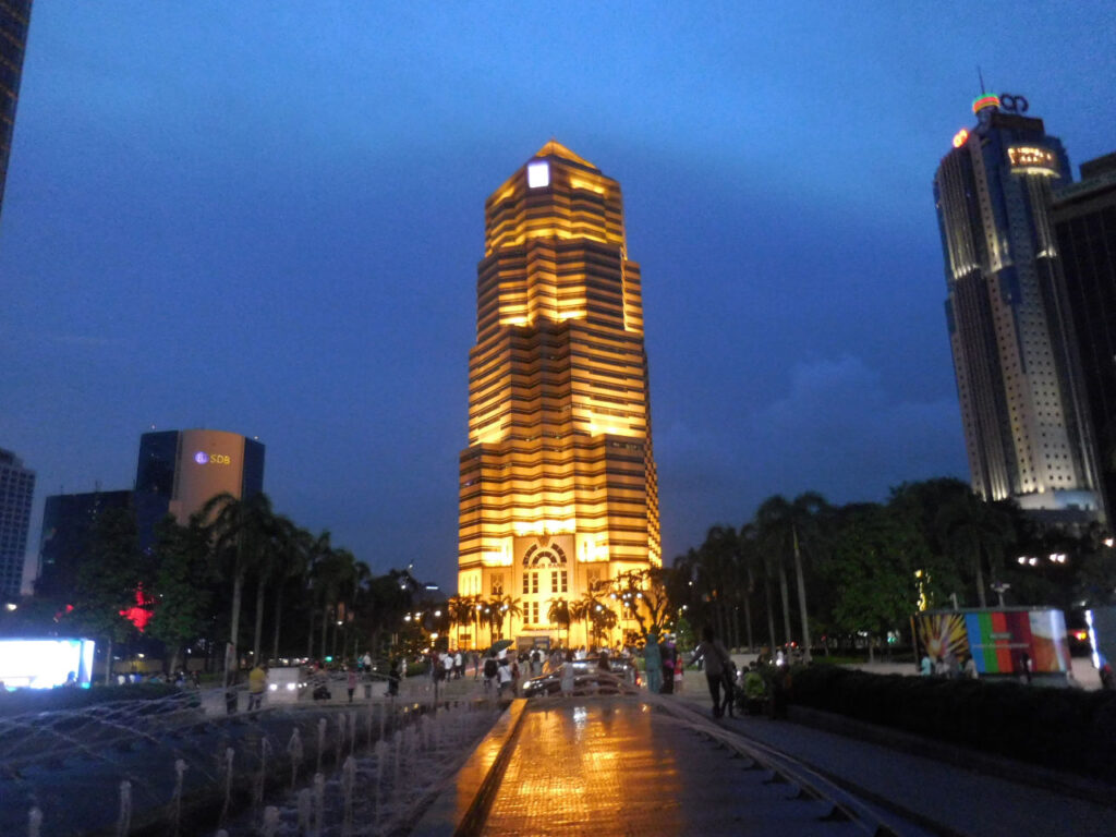 Edifício do banco público Menara à noite