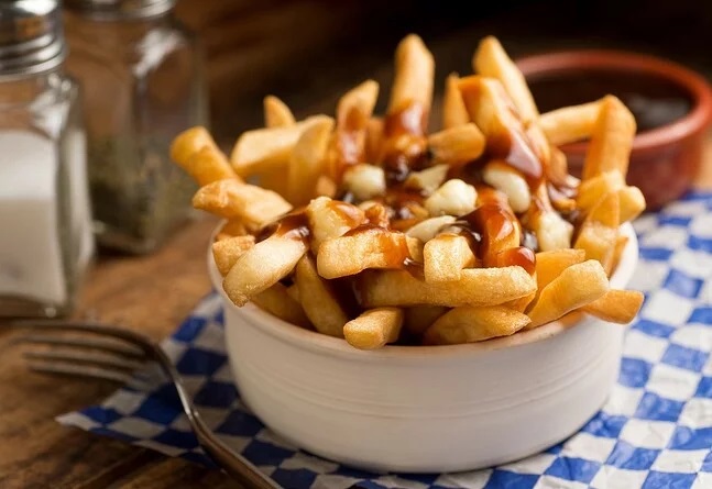 Poutine-culinária-canadense.jpg