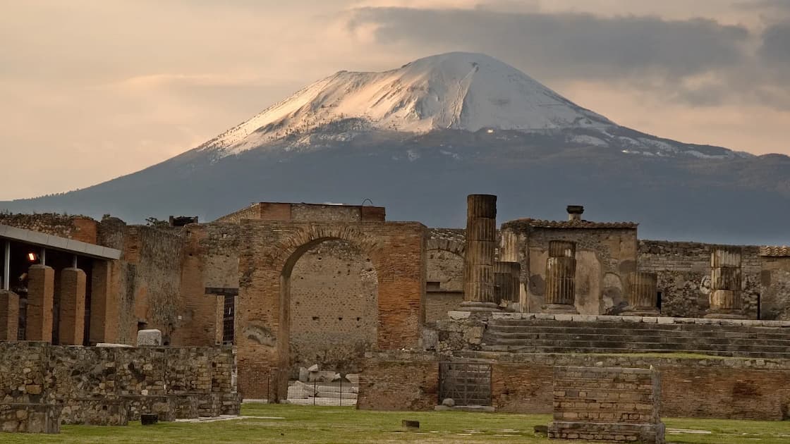 Ruínas de Pompeia e o monte vesúvio