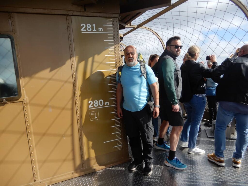 Eu no topo da torre Eiffel