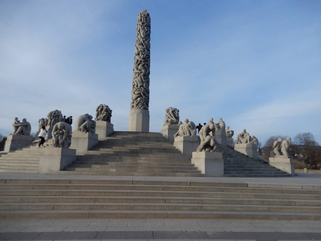escultura Monolitten