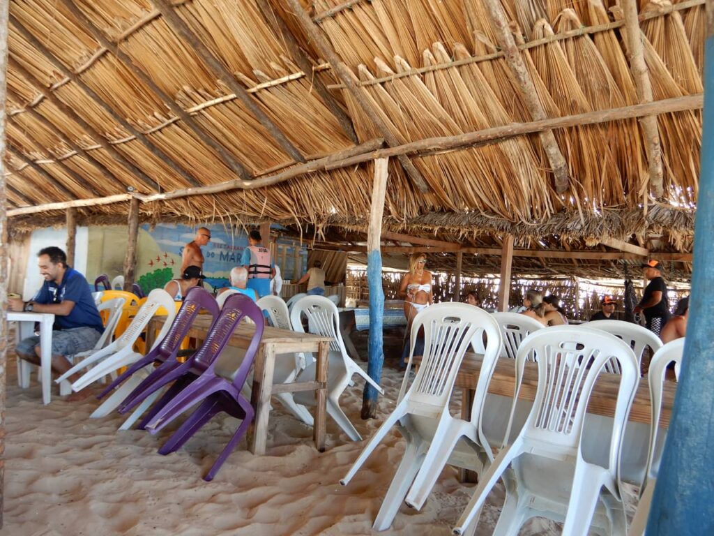 Dentro do restaurante em Caburé