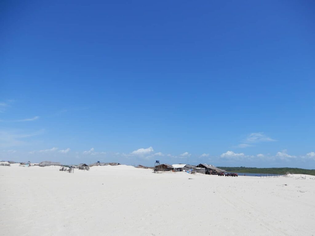 Restaurante em Caburé e o rio Preguiças